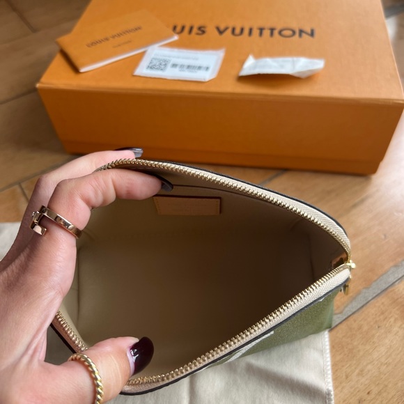 Louis Vuitton cosmetic case - Picture 8 of 13